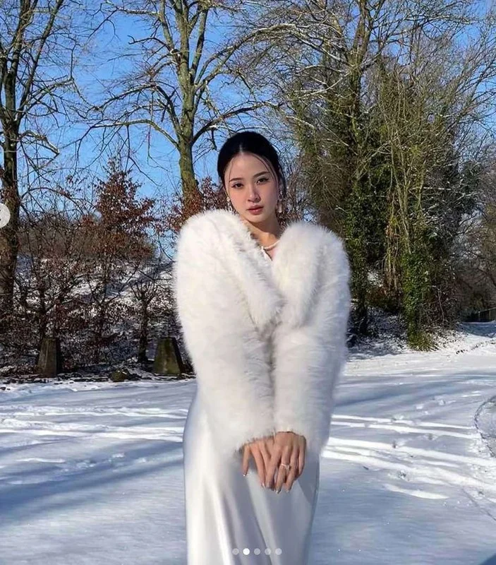 Midu Stuns in Delicate Silk Dress Amidst a Snowy Landscape