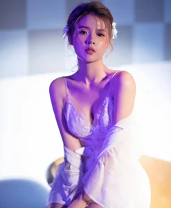 Midu Stuns in Delicate Silk Dress Amidst a Snowy Landscape - image 4