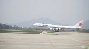 Chinese President Xi Jinping Arrives in Hanoi to Strengthen Strategic Bilateral Ties - image 4