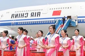 Chinese President Xi Jinping Arrives in Hanoi to Strengthen Strategic Bilateral Ties - image 3