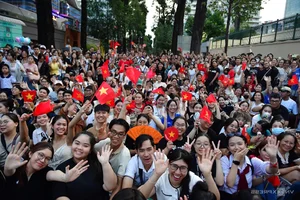 Crowds Gather in Ho Chi Minh City for Military Parade Rehearsal - image 0