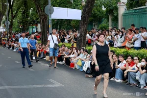 Crowds Gather in Ho Chi Minh City for Military Parade Rehearsal - image 5
