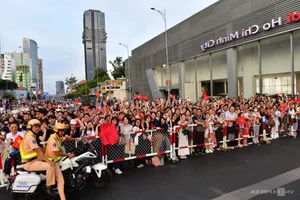 Crowds Gather in Ho Chi Minh City for Military Parade Rehearsal - image 7