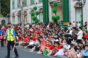 Crowds Gather in Ho Chi Minh City for Military Parade Rehearsal - image 9
