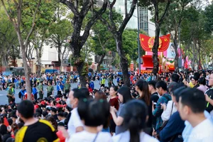 Crowds Gather in Ho Chi Minh City for Military Parade Rehearsal - image 6
