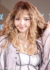 Lisa of Blackpink stuns with bold hippie curls at an international fashion event - image 7