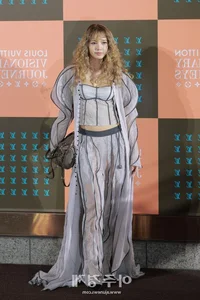 Lisa of Blackpink stuns with bold hippie curls at an international fashion event - image 0