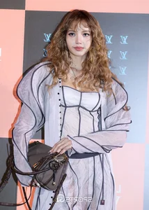 Lisa of Blackpink stuns with bold hippie curls at an international fashion event - image 4