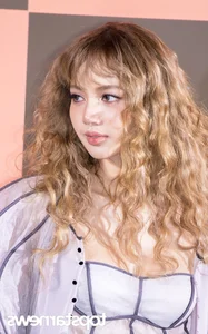 Lisa of Blackpink stuns with bold hippie curls at an international fashion event - image 1