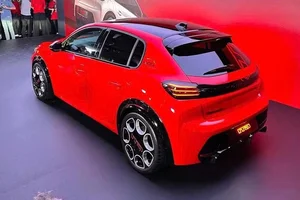Peugeot Shifts Strategy: Halting Full Electrification for New Tech - image 0
