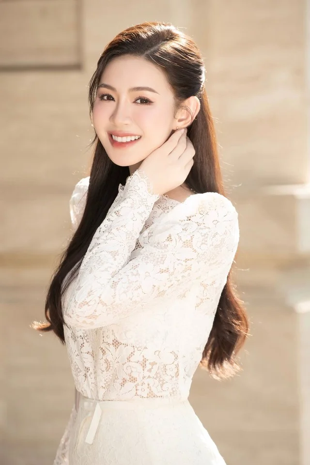 Netizens Buzz Over Bui Thi Xuan Hanh's Coronation as Miss Cosmo Vietnam 2023