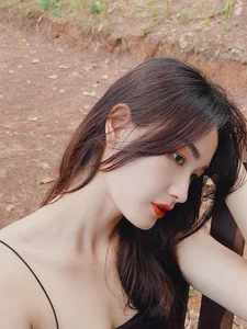 Off-Court Style: Western Vietnam Volleyball Star Showcases Stunning Fashion Transformation - image 4