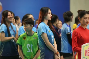 Off-Court Style: Western Vietnam Volleyball Star Showcases Stunning Fashion Transformation - image 3