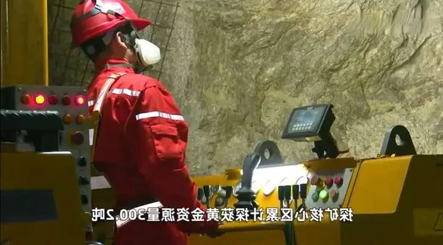 The Mystery of the Gold Mine Visible to the Naked Eye