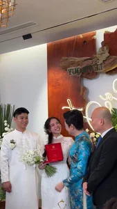 Đặng Tiểu Tô Sa rạng rỡ trong ngày cưới, xúc động bịn rịn bên mẹ - image 2