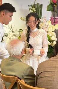 Đặng Tiểu Tô Sa rạng rỡ trong ngày cưới, xúc động bịn rịn bên mẹ - image 10