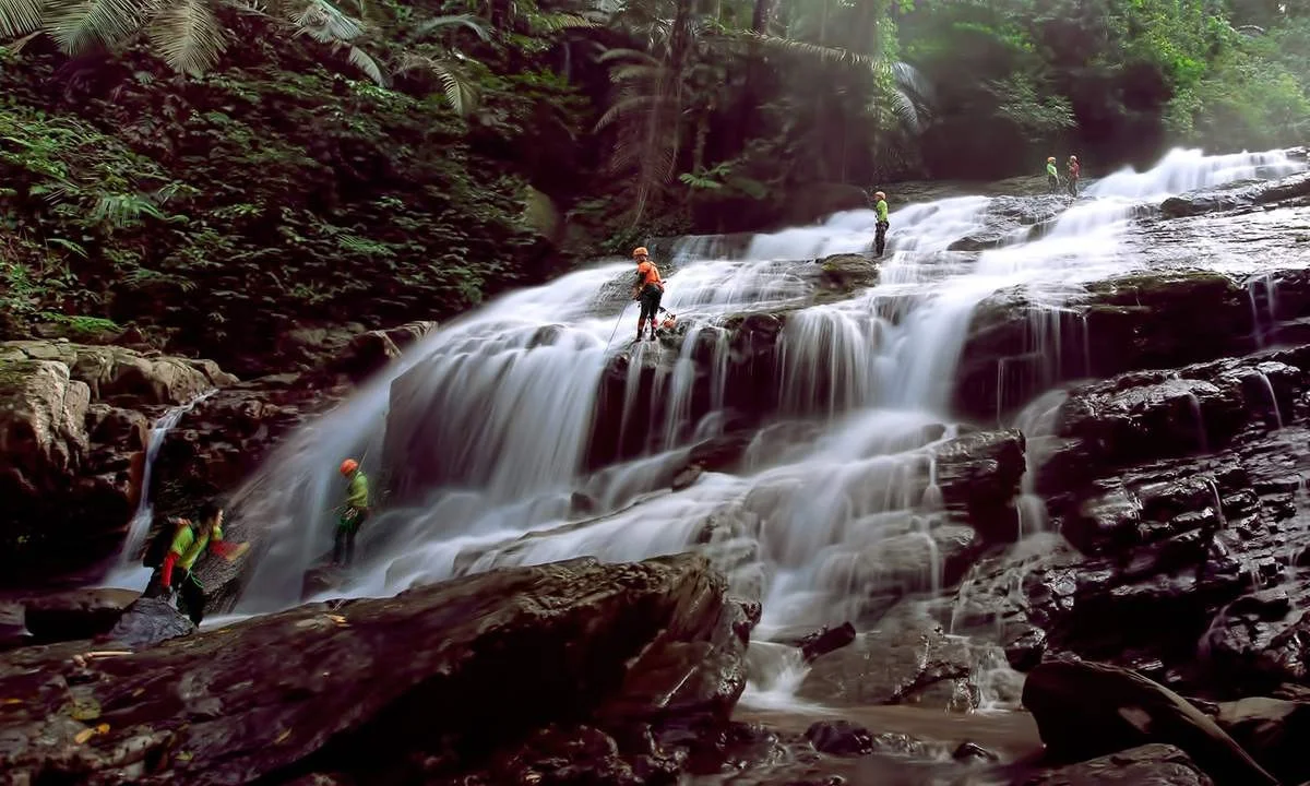 The Mysterious Beauty of Toc Tien Waterfall Hidden in the Truong Son Mountains