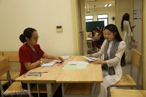 Nearly 5,000 Candidates Enter Hanoi National University of Education Aptitude Exam - image 17