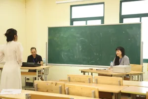 Nearly 5,000 Candidates Enter Hanoi National University of Education Aptitude Exam - image 28