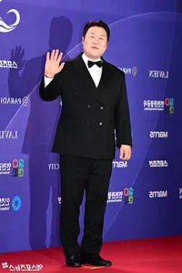 Stars Shine at the 5th Blue Dragon Series Awards Red Carpet - image 0