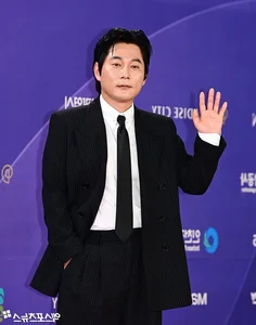 Stars Shine at the 5th Blue Dragon Series Awards Red Carpet - image 38