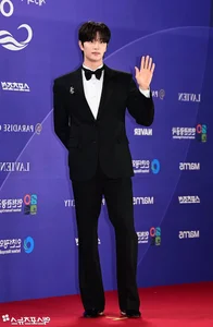 Stars Shine at the 5th Blue Dragon Series Awards Red Carpet - image 10