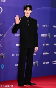 Stars Shine at the 5th Blue Dragon Series Awards Red Carpet - image 21