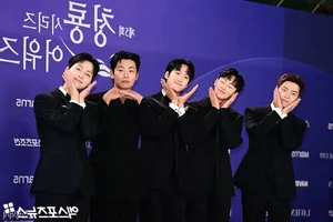 Stars Shine at the 5th Blue Dragon Series Awards Red Carpet - image 27