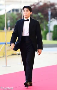 Stars Shine at the 5th Blue Dragon Series Awards Red Carpet - image 26
