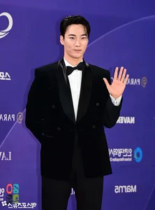 Stars Shine at the 5th Blue Dragon Series Awards Red Carpet - image 37