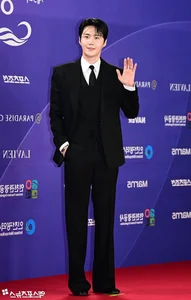 Stars Shine at the 5th Blue Dragon Series Awards Red Carpet - image 9