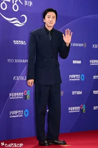 Stars Shine at the 5th Blue Dragon Series Awards Red Carpet - image 25