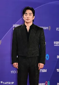 Stars Shine at the 5th Blue Dragon Series Awards Red Carpet - image 39