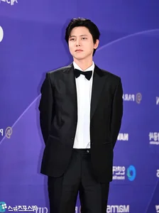 Stars Shine at the 5th Blue Dragon Series Awards Red Carpet - image 4