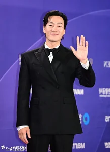 Stars Shine at the 5th Blue Dragon Series Awards Red Carpet - image 40