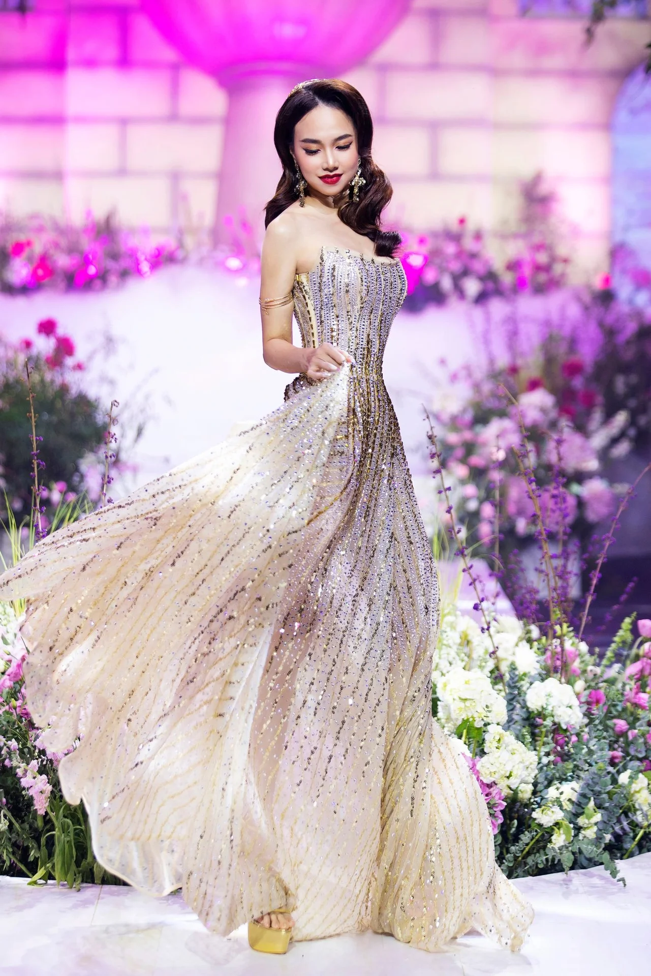 Dinh Ngoc Diep Makes Stunning Catwalk Return: Ageless Beauty and Elegance on the Runway at Nearly 40