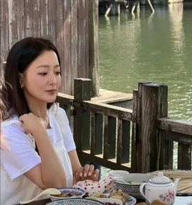 Kim Hee Sun Stuns Fans With Flawless Unedited Travel Photos - image 8