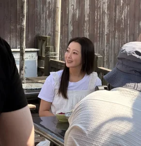 Kim Hee Sun Stuns Fans With Flawless Unedited Travel Photos - image 3