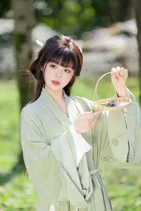 Asian Beauty: Sai Xi Xi Li Ma in Elegant Green Hanfu – YiTuYu Vol.8747 Collection - image 9
