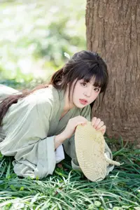 Asian Beauty: Sai Xi Xi Li Ma in Elegant Green Hanfu – YiTuYu Vol.8747 Collection - image 4