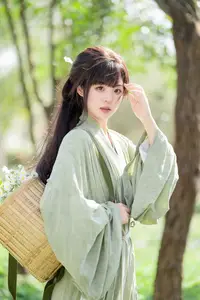 Asian Beauty: Sai Xi Xi Li Ma in Elegant Green Hanfu – YiTuYu Vol.8747 Collection - image 6