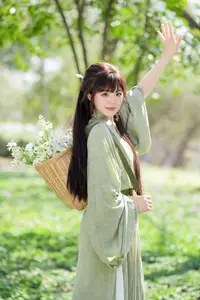Asian Beauty: Sai Xi Xi Li Ma in Elegant Green Hanfu – YiTuYu Vol.8747 Collection - image 24