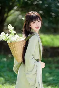 Asian Beauty: Sai Xi Xi Li Ma in Elegant Green Hanfu – YiTuYu Vol.8747 Collection - image 16