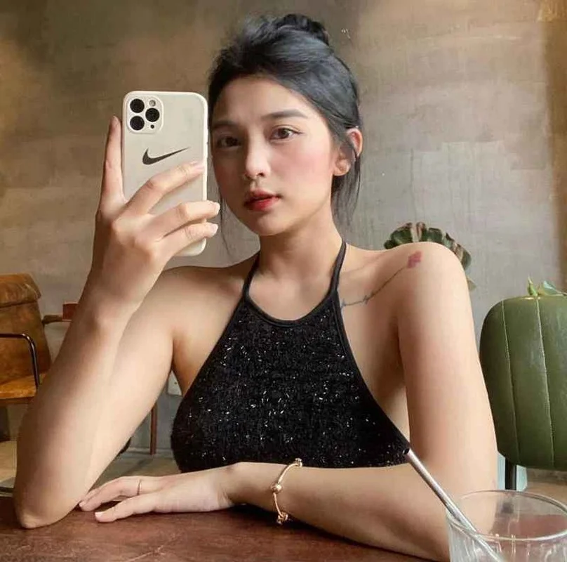 Gia Lai's Rising Fashion Star Proves Confidence Outshines Height in Bold Outfits