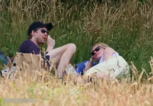 Joe Alwyn Spotted Kissing New Girlfriend Amid Celebrity Drama - image 0