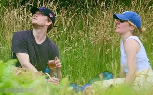 Joe Alwyn Spotted Kissing New Girlfriend Amid Celebrity Drama - image 4