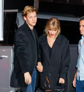 Joe Alwyn Spotted Kissing New Girlfriend Amid Celebrity Drama - image 5