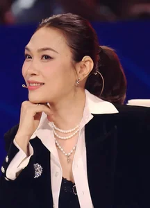 My Tam Captivates Fans with Bold Fashion Choice on Vietnam Idol - image 2