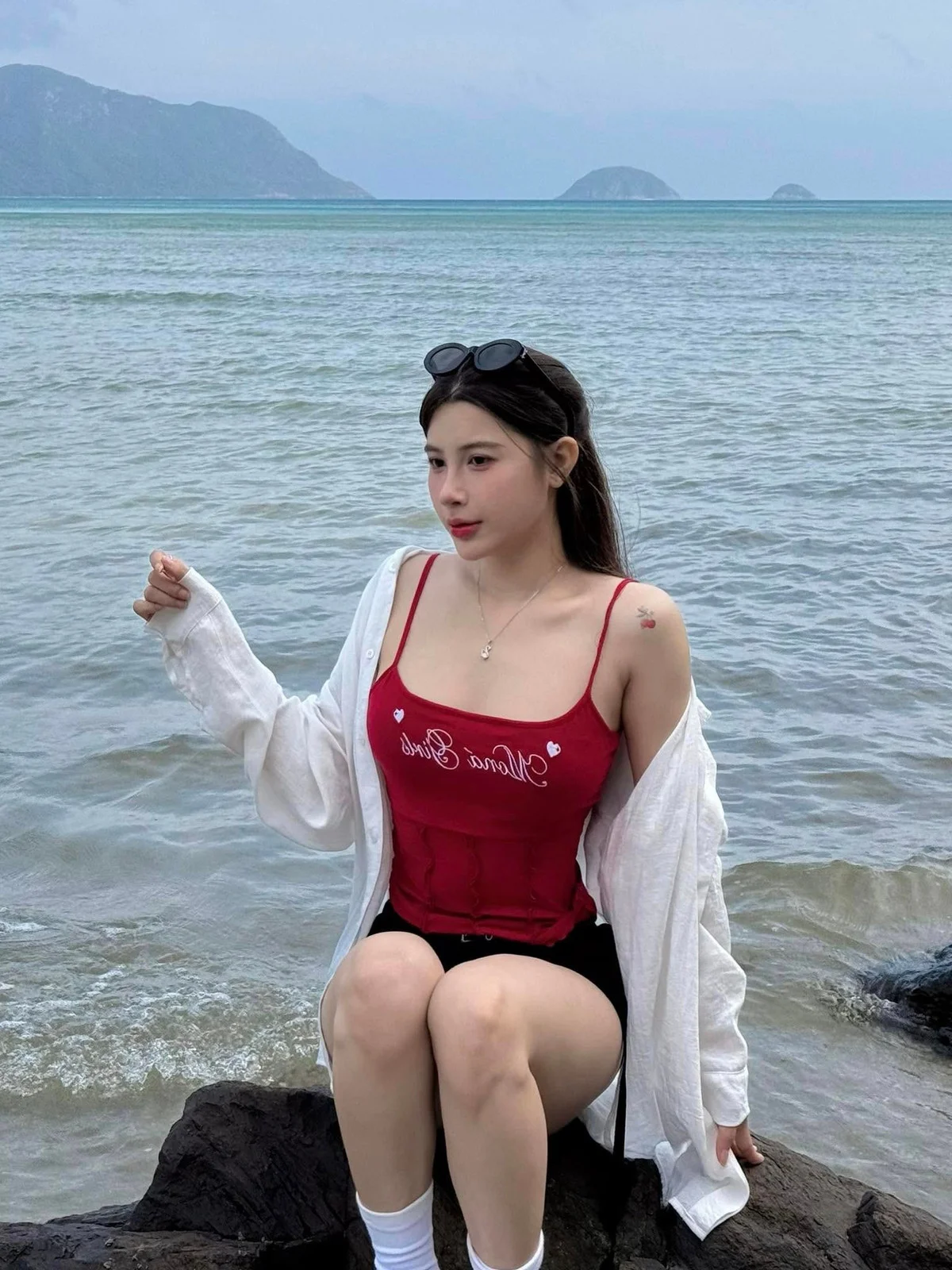 Quynh Ami: The Real-Life Seraphine Captivating Fans with Her Natural Charm