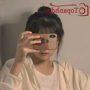 The Best Phone-In-Front-Of-Face Selfie Portrait Trends for 2026 - image 13